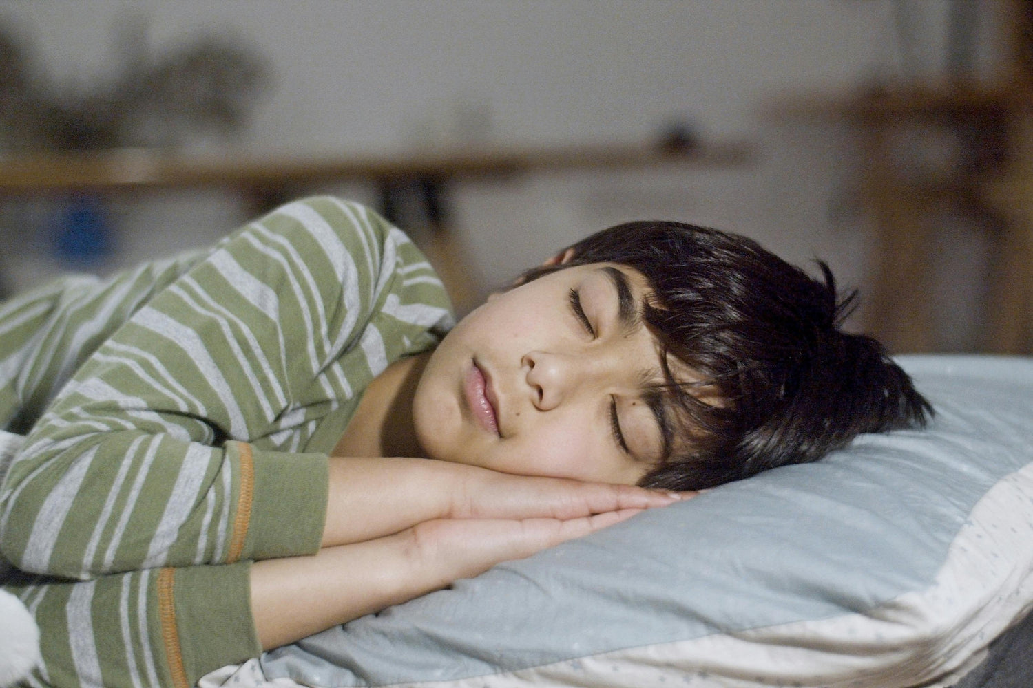Une chambre d'enfant plongée dans une douce lumière rouge relaxante avant le sommeil.