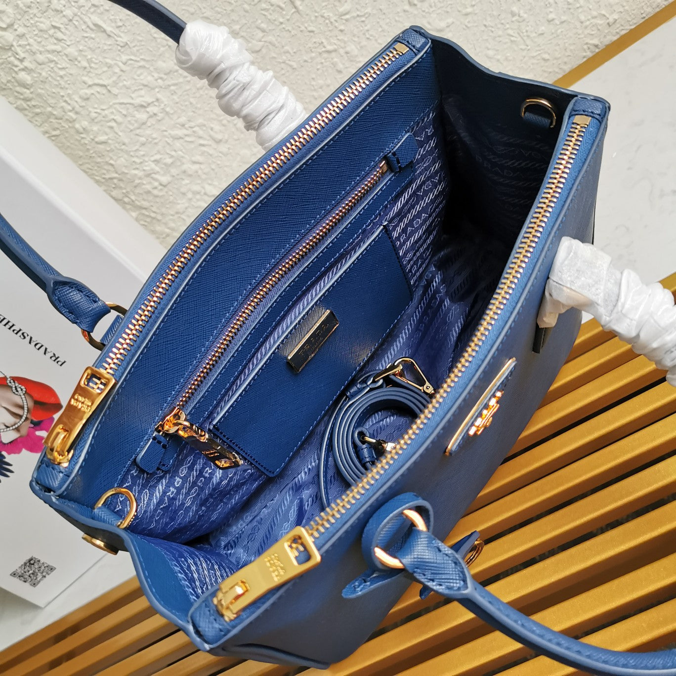 MEDIUM GALLERIA 28 BLUE SAFFIANO LEATHER