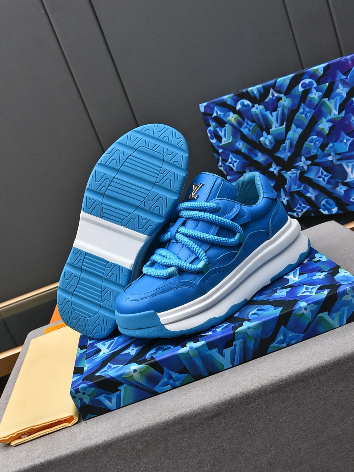 LV SNEAKERS BLUE LACE-UP