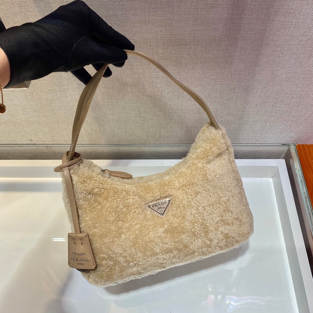 HOBO BAG 23 IN BEIGE SHEARLING