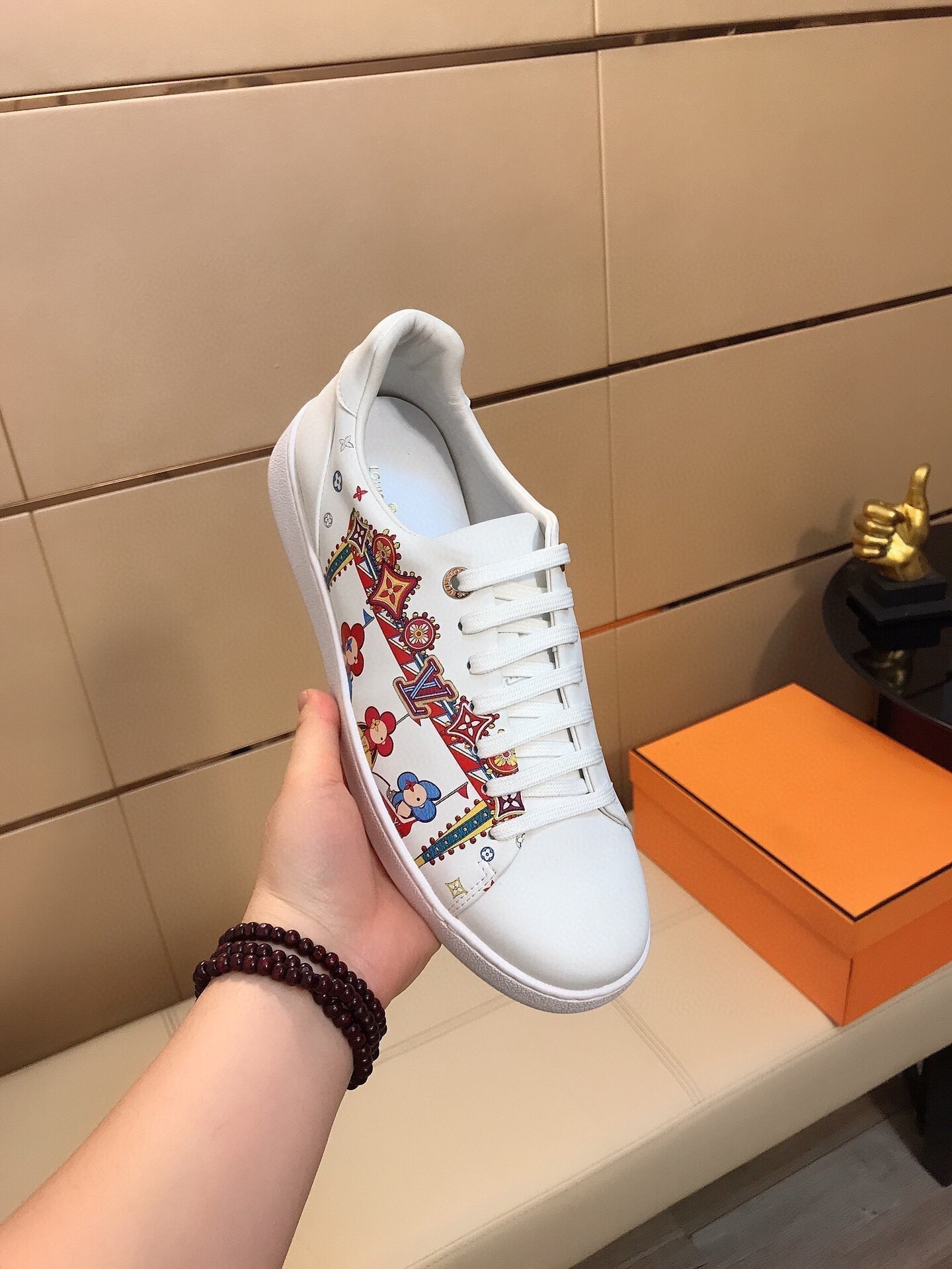LV MEN'S ATHLETIC SHOES COMBINING LUXURIOUS QUALITY AND FASHION