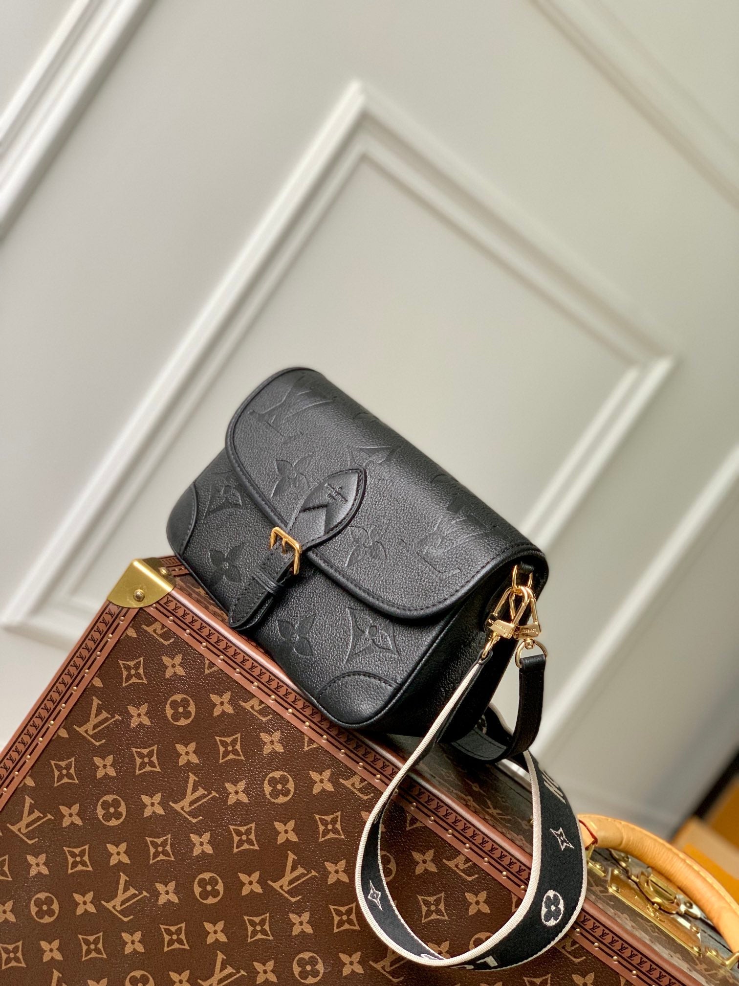 diane 24 black monogram empreinte leather