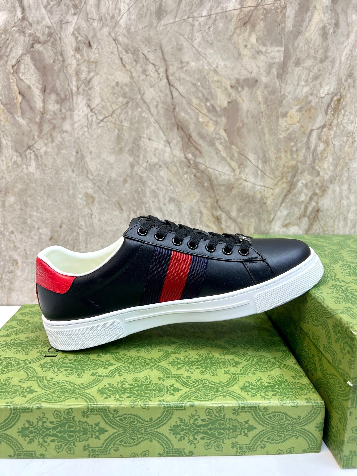 GG Men's ACE Sneaker Black Calfskin 525952