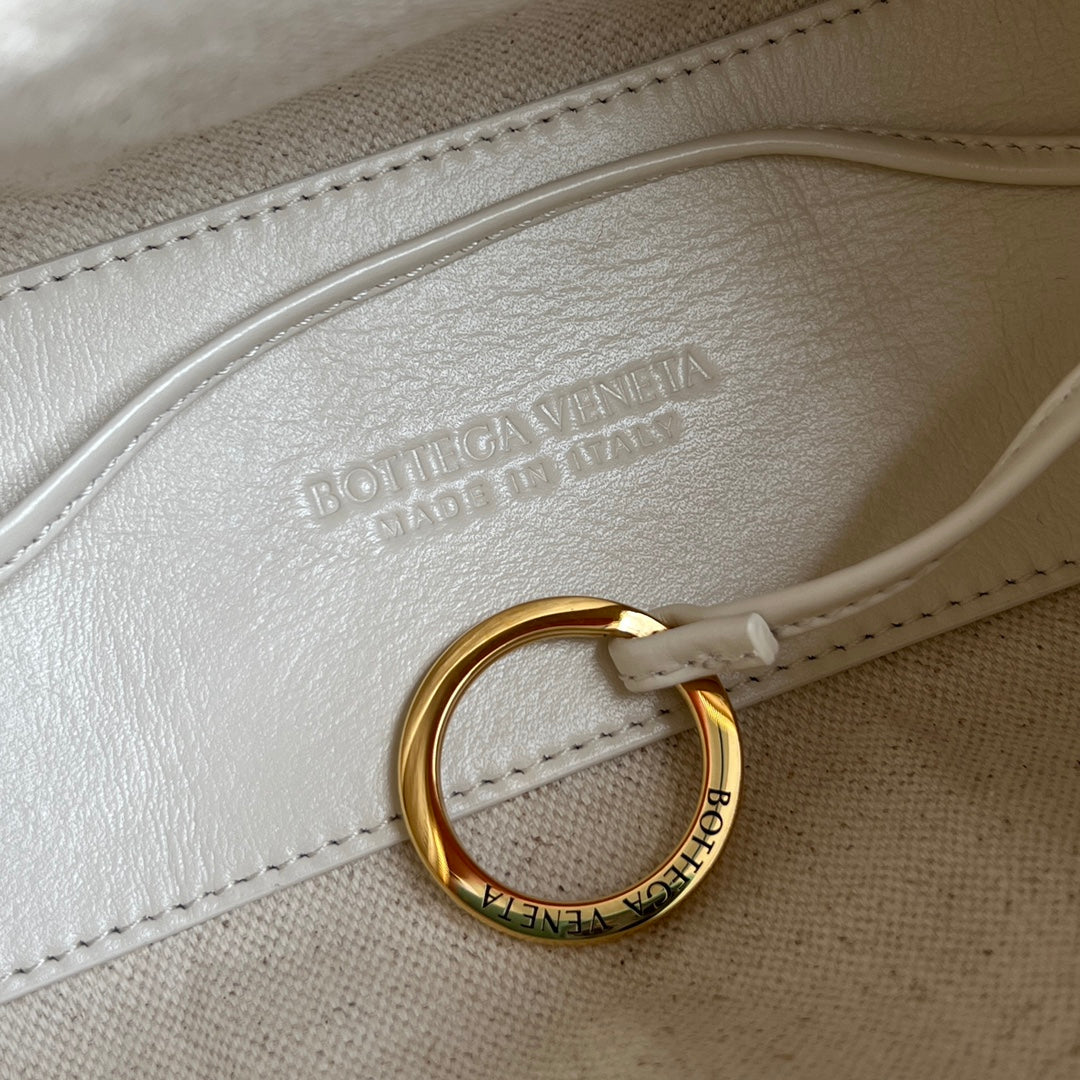 BV Loop Top Handle 19cm Cream Lambskin