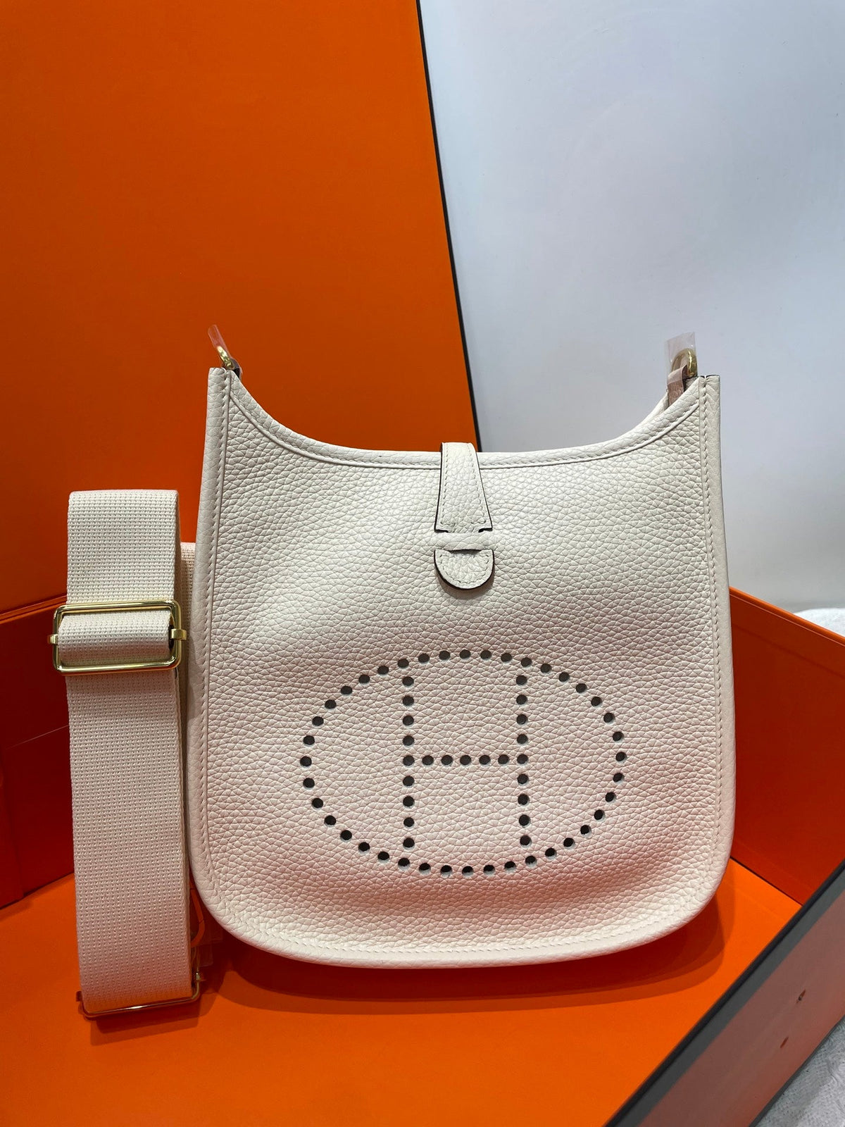 High-end Hermes 2026 Evelyne Bag 23cm Taurillon Clemence Leather
