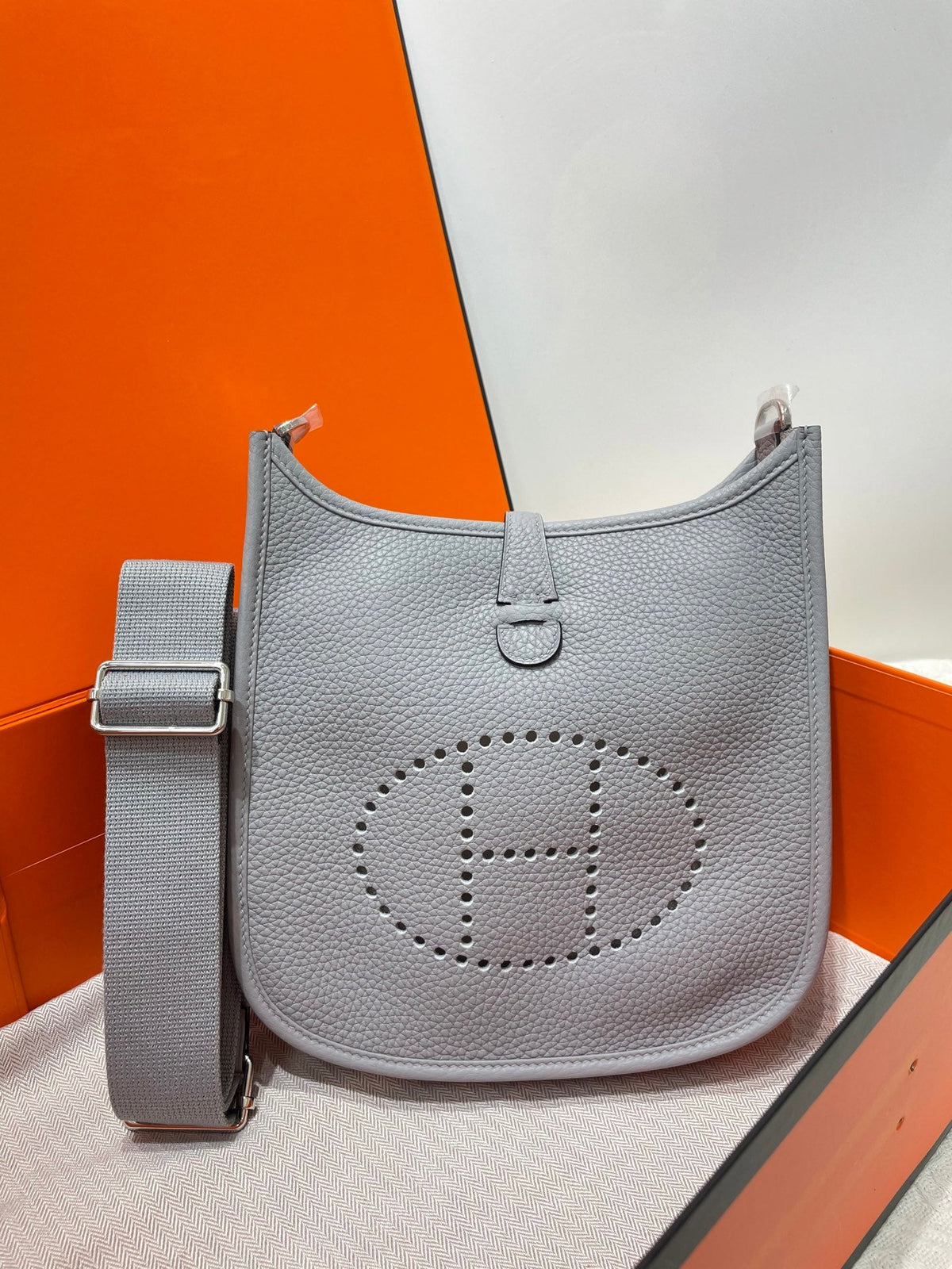 High-end Hermes 2026 Evelyne Bag 23cm Taurillon Clemence Leather