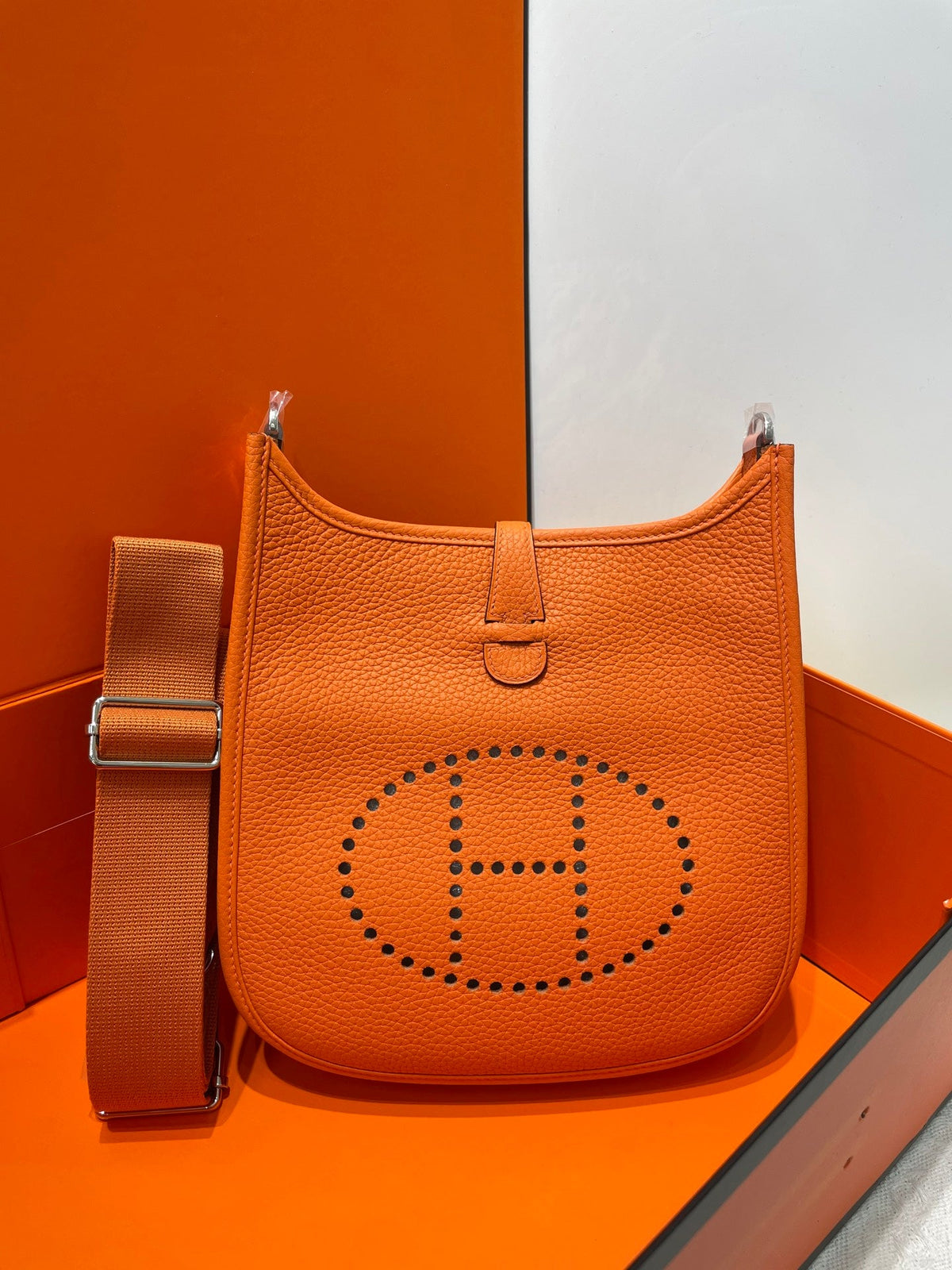 High-end Hermes 2026 Evelyne Bag 23cm Taurillon Clemence Leather