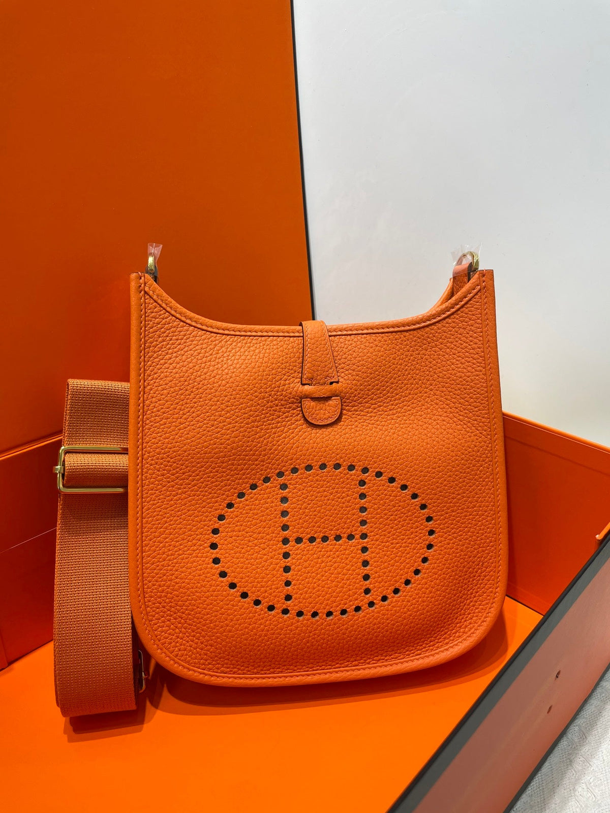 High-end Hermes 2026 Evelyne Bag 23cm Taurillon Clemence Leather