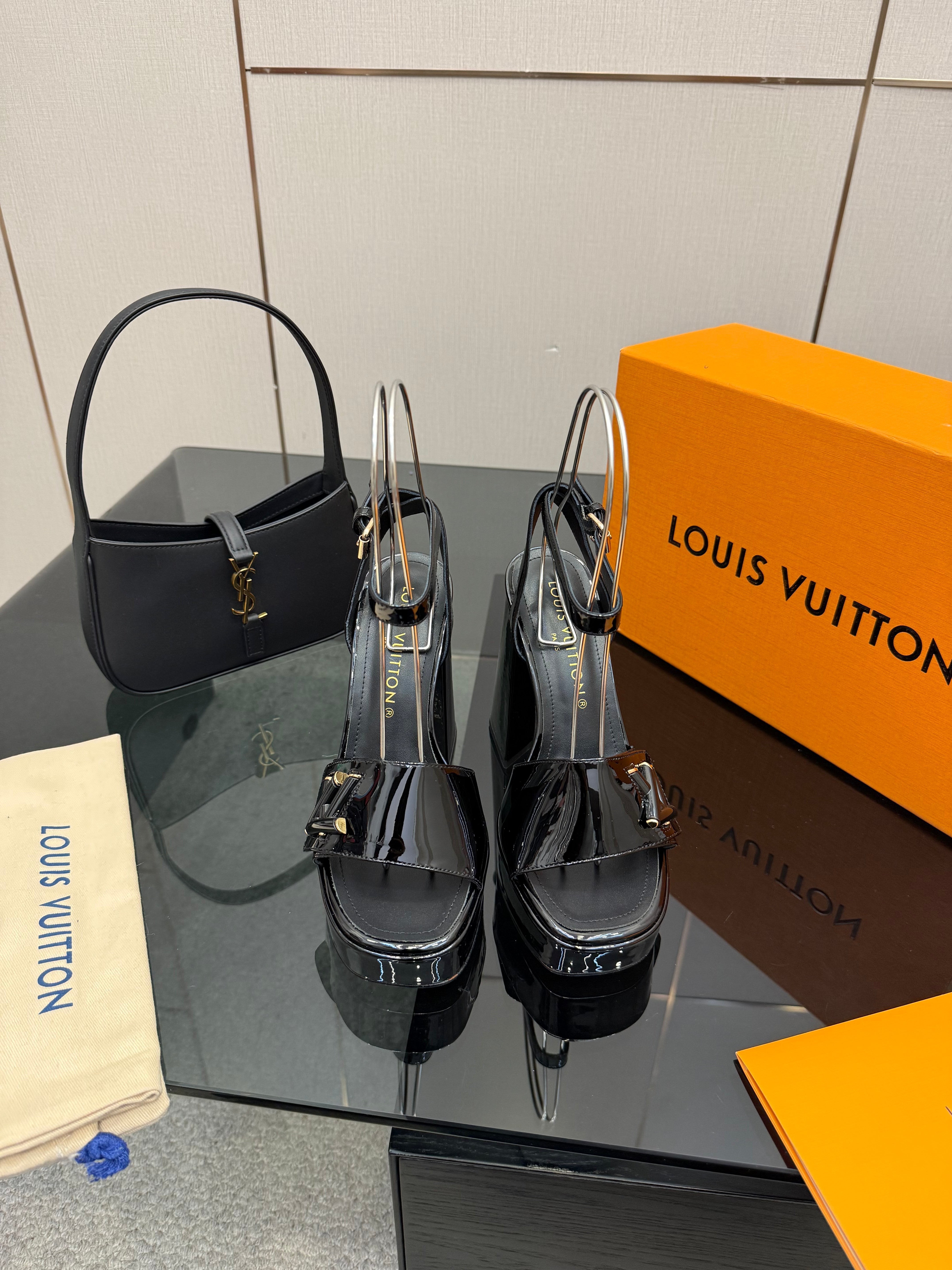 LV 26ss Platform Sandals 110 Black Patent Leather 629616