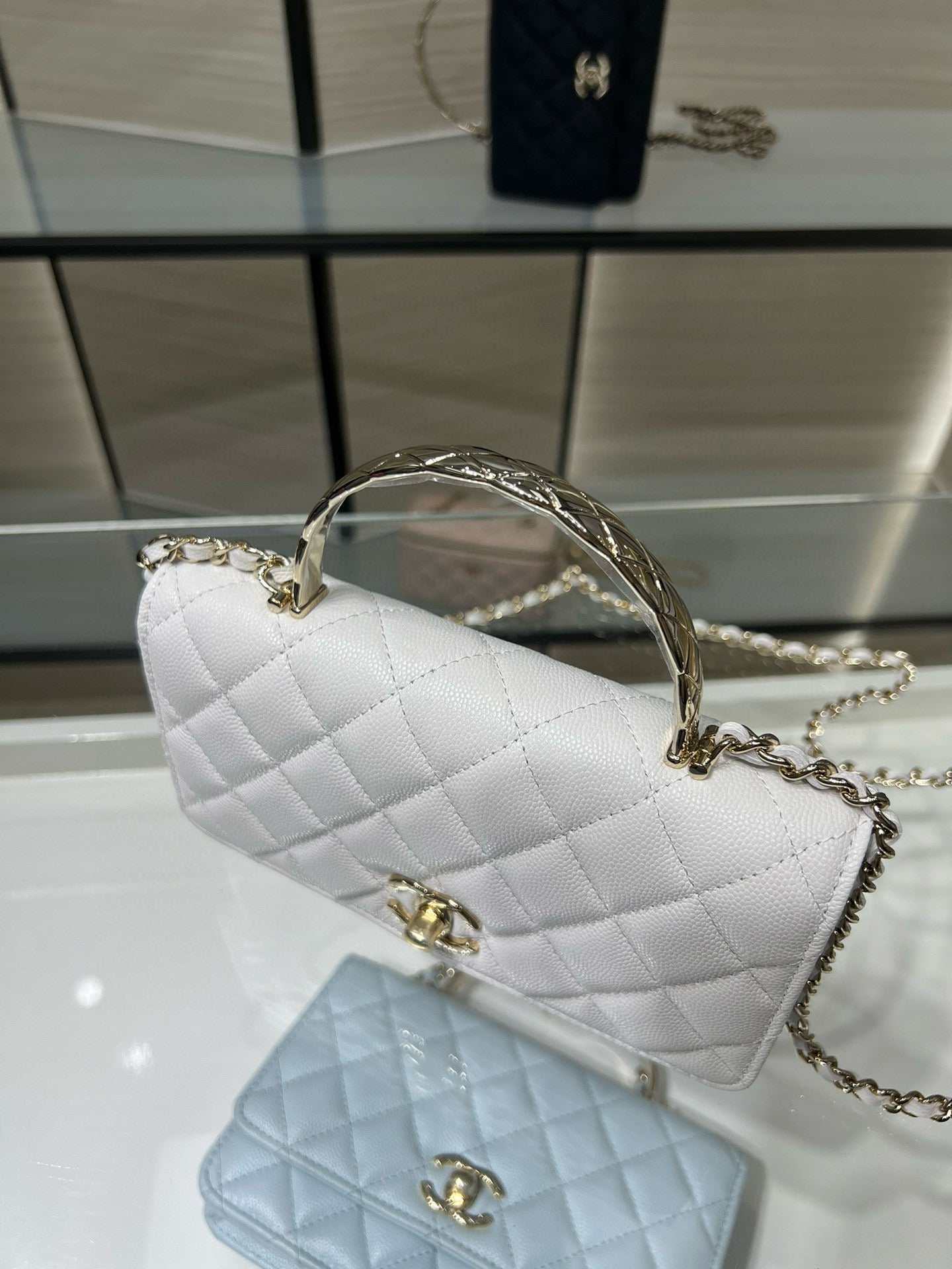 cc 25S Woc Top Handle 19cm White Grained Calfskin Light Gold Hardware