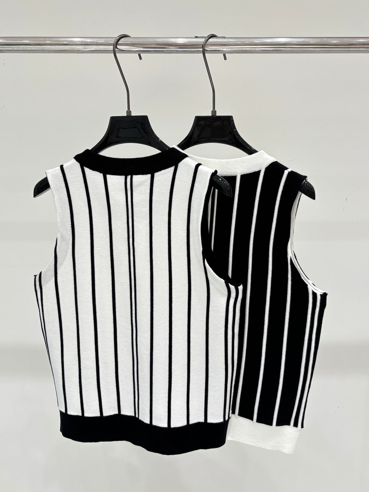 Chanel 2026 V-neck Color Block Logo Double C Stripe Vest Wool 413804