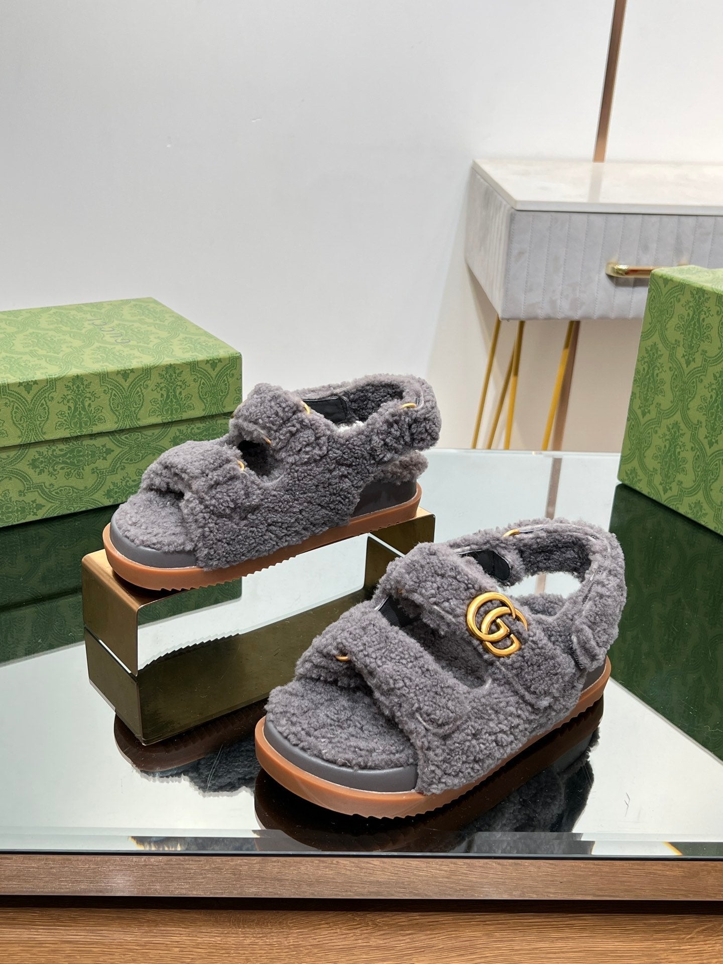 DAD SANDALS IN DARK GRAY FLEECE