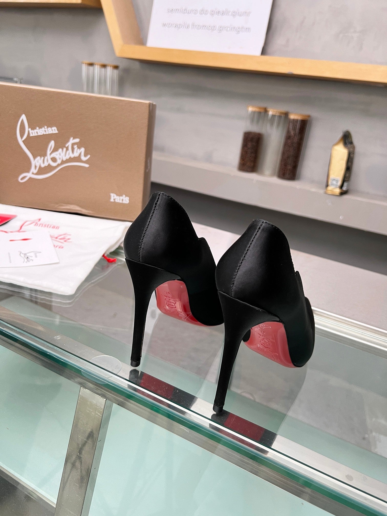 CL Hot Chick Pumps 100mm Crepe Satin Black