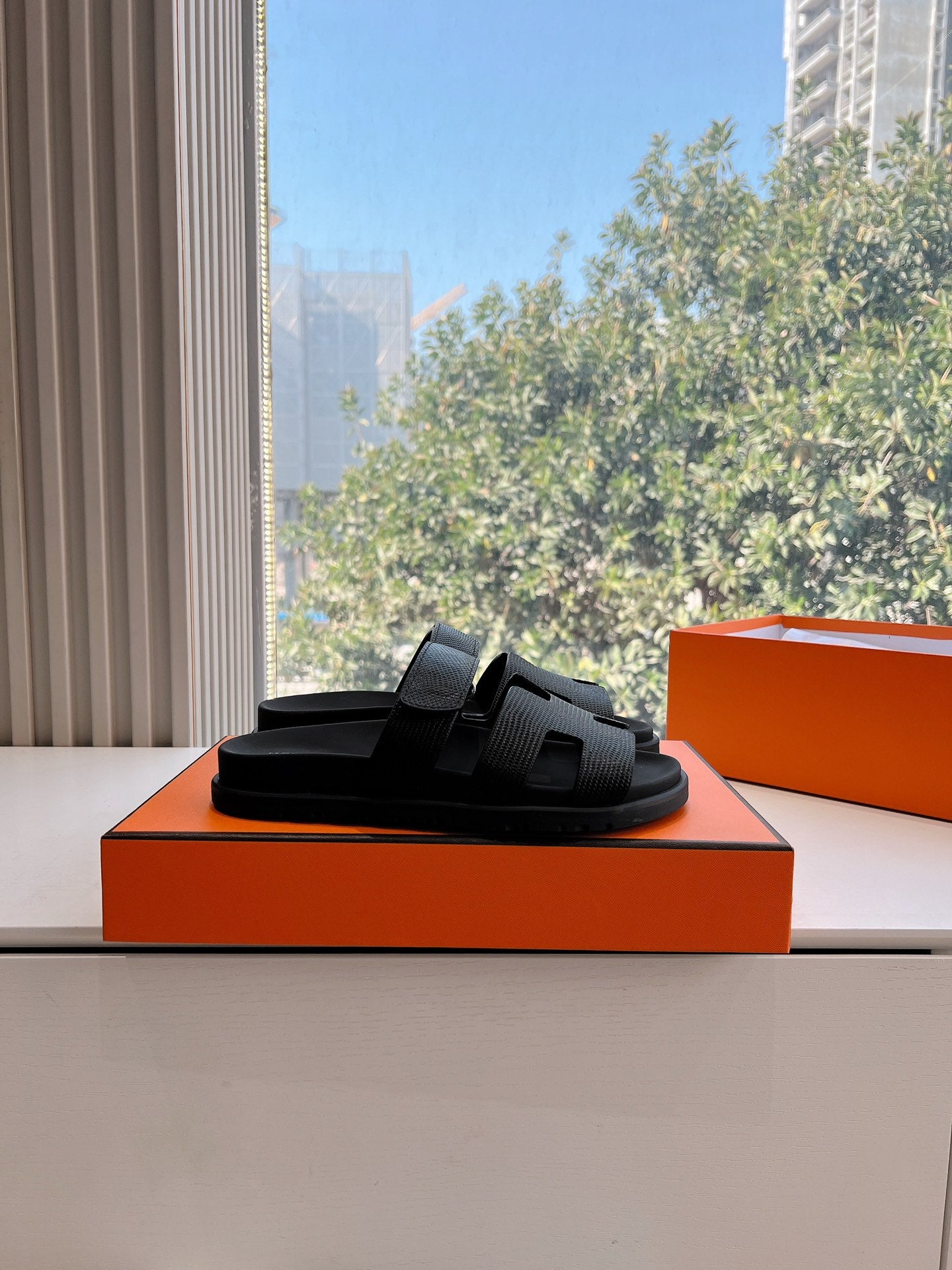 HM Chypre Sandal Black Grained Calfskin 202797