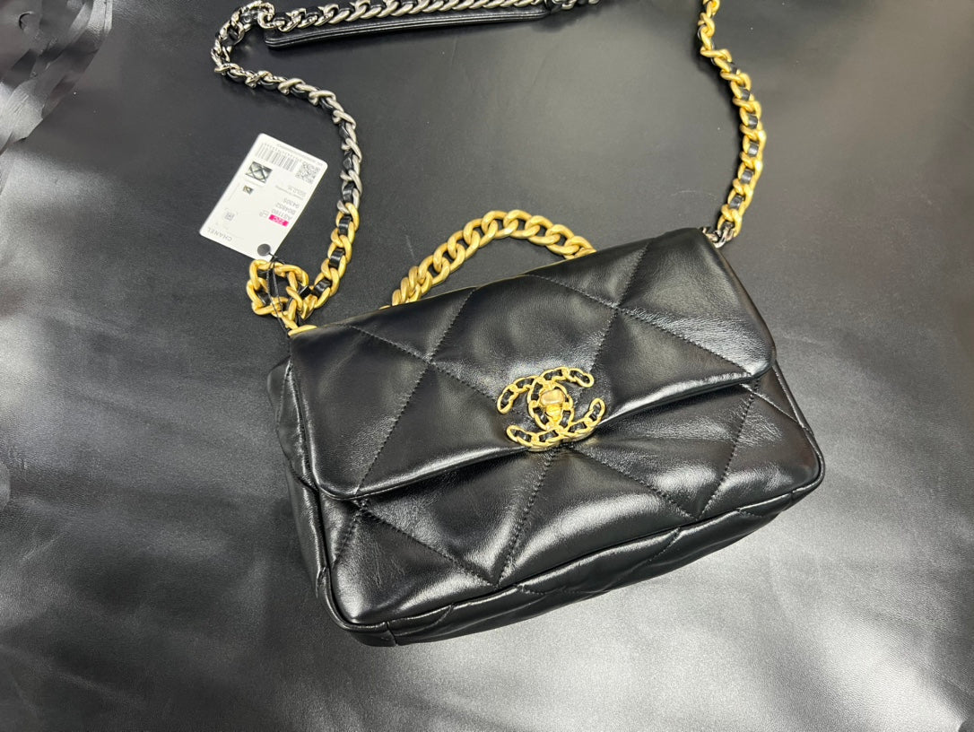 FLAP BAG 26CM GOLD HARDWARE BLACK CALFSKIN